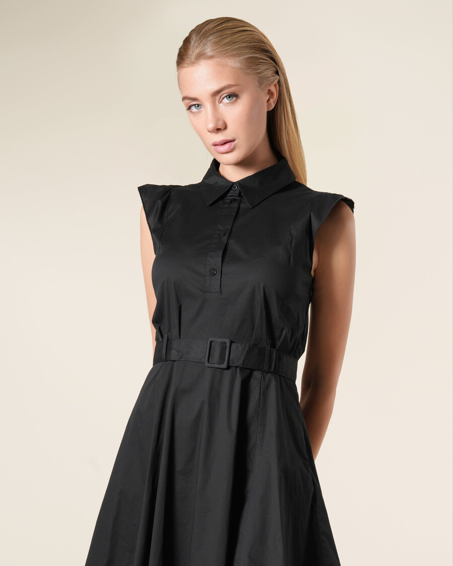abito camicia con maniche a sbuffo e cintura