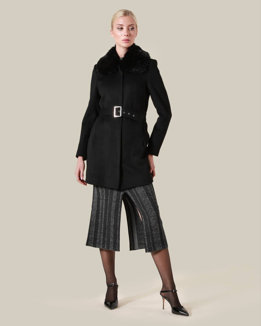 cappotto corto con collo di pelliccia
