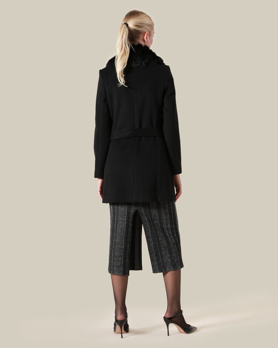 cappotto corto con collo di pelliccia