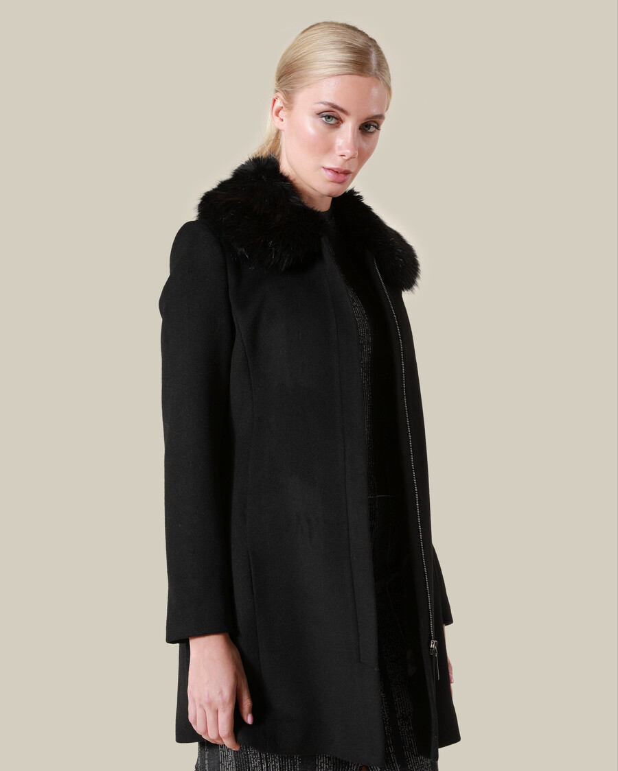 cappotto corto con collo di pelliccia