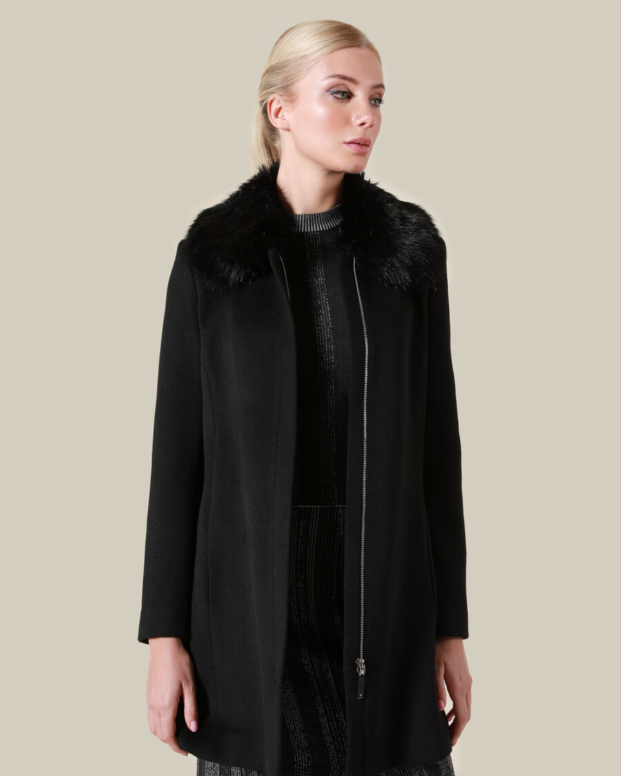 cappotto corto con collo di pelliccia