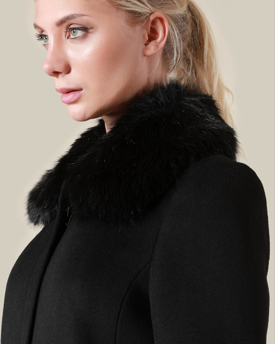 cappotto corto con collo di pelliccia