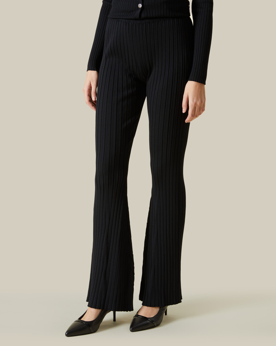 pantaloni bootcut a coste