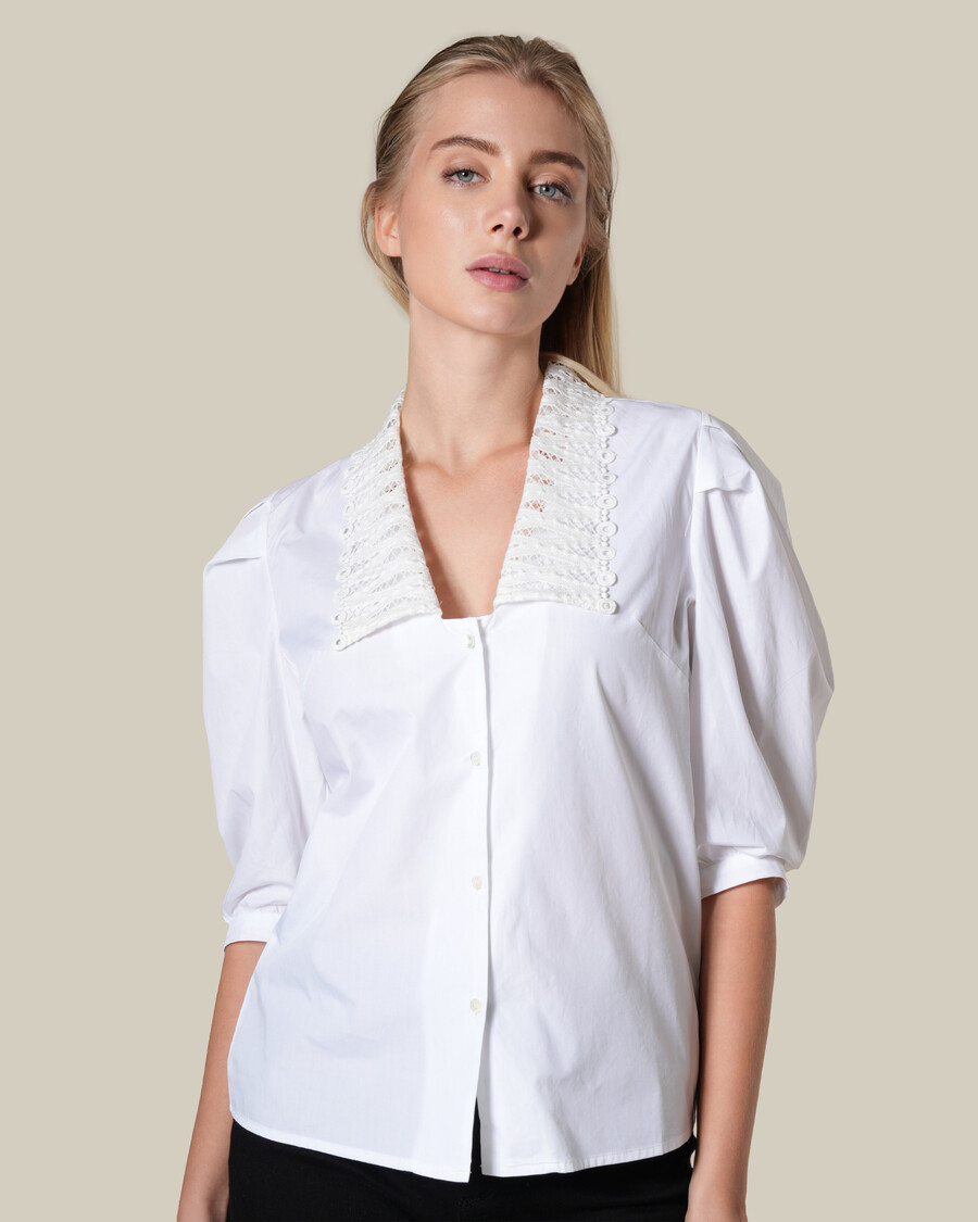 camicia in popeline con colletto in pizzo bianco