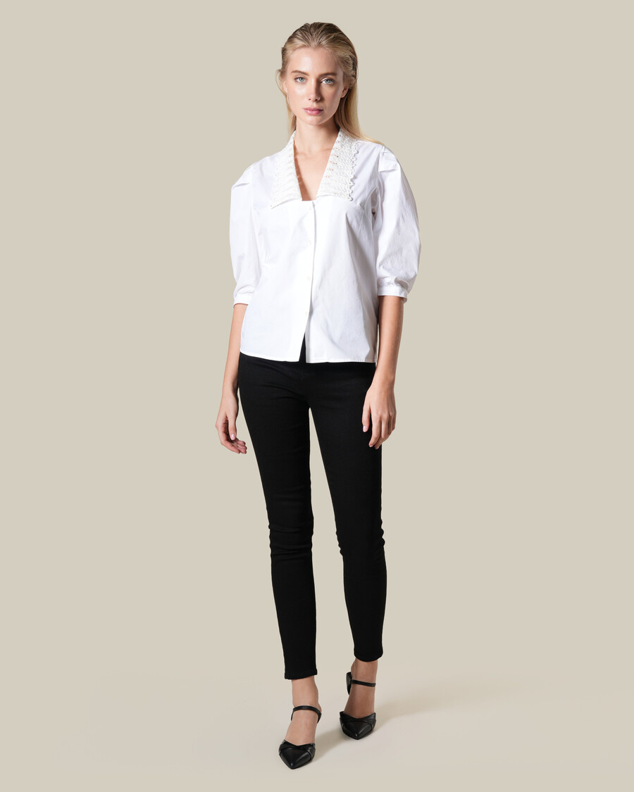 camicia in popeline con colletto in pizzo bianco