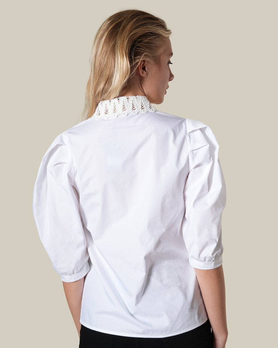 camicia in popeline con colletto in pizzo bianco