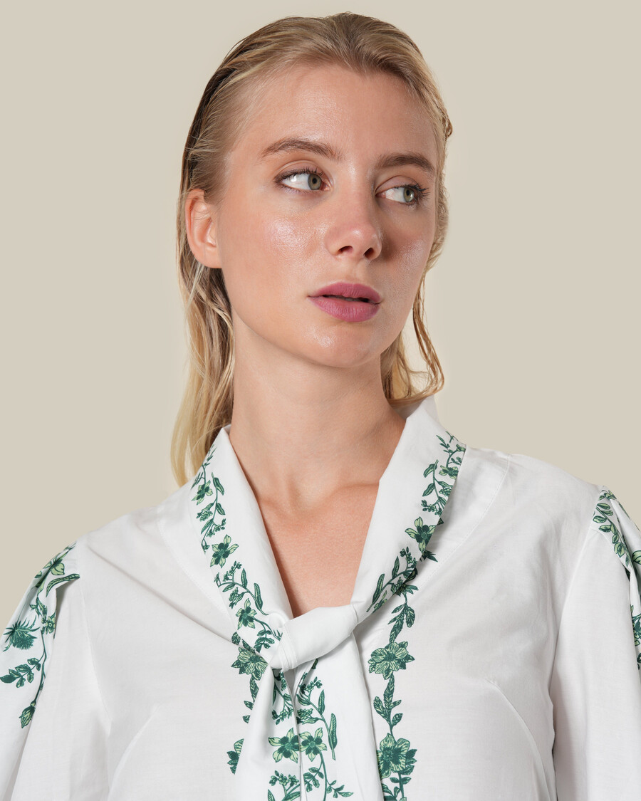 camicia con stampa floreale a pois da annodare