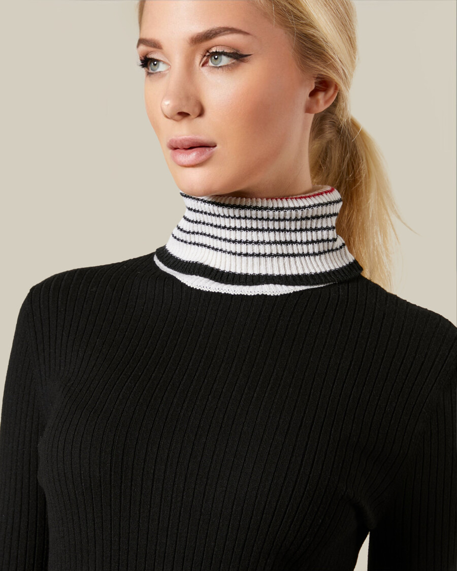 maglia a collo alto a coste