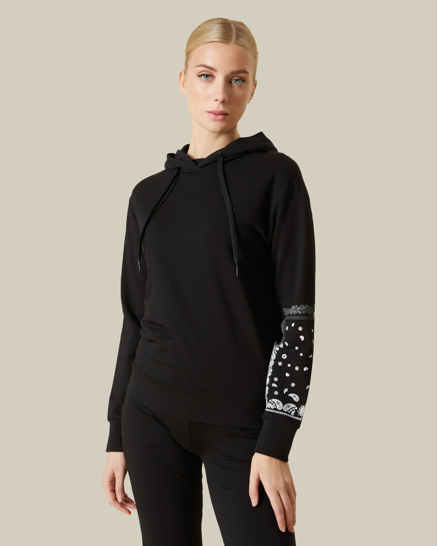completo tuta con dettagli paisley