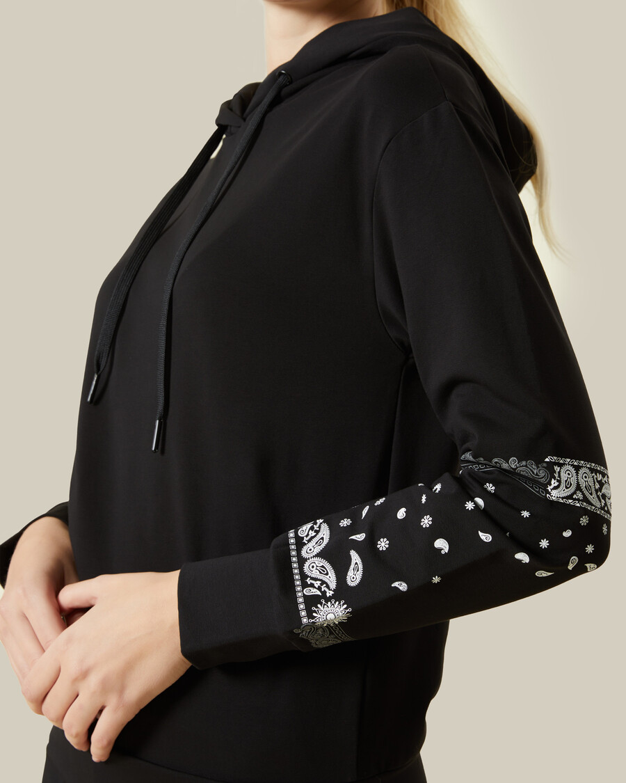 completo tuta con dettagli paisley