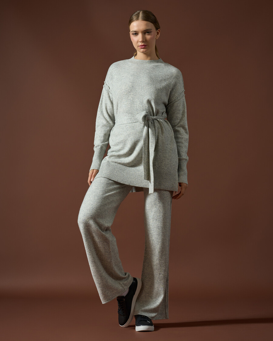 top in maglia con cintura e pantaloni a gamba larga