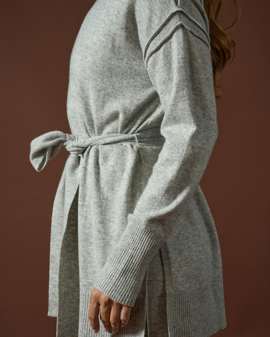 top in maglia con cintura e pantaloni a gamba larga