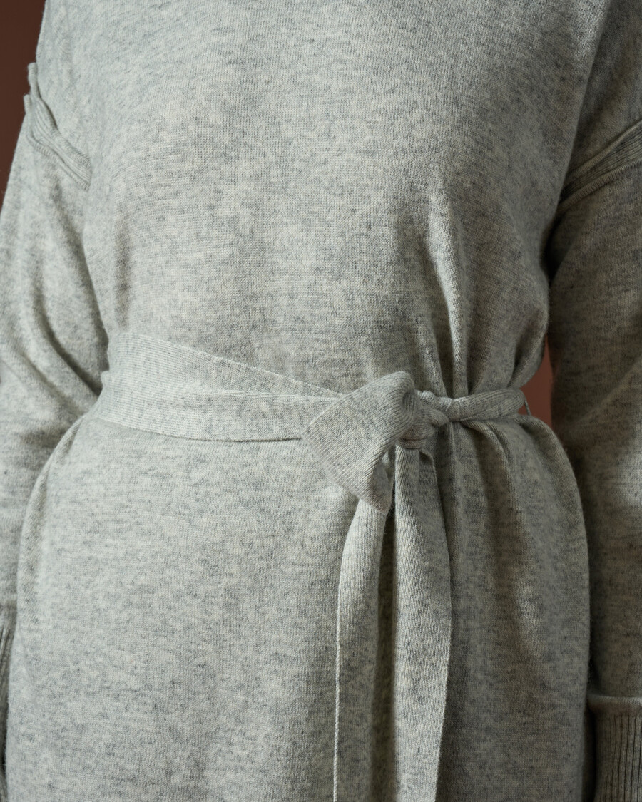 top in maglia con cintura e pantaloni a gamba larga