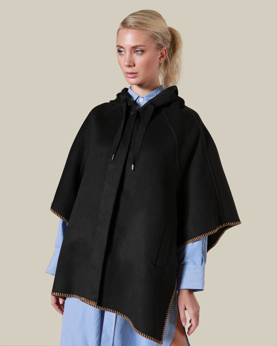 poncho con cappuccio con cuciture a contrasto