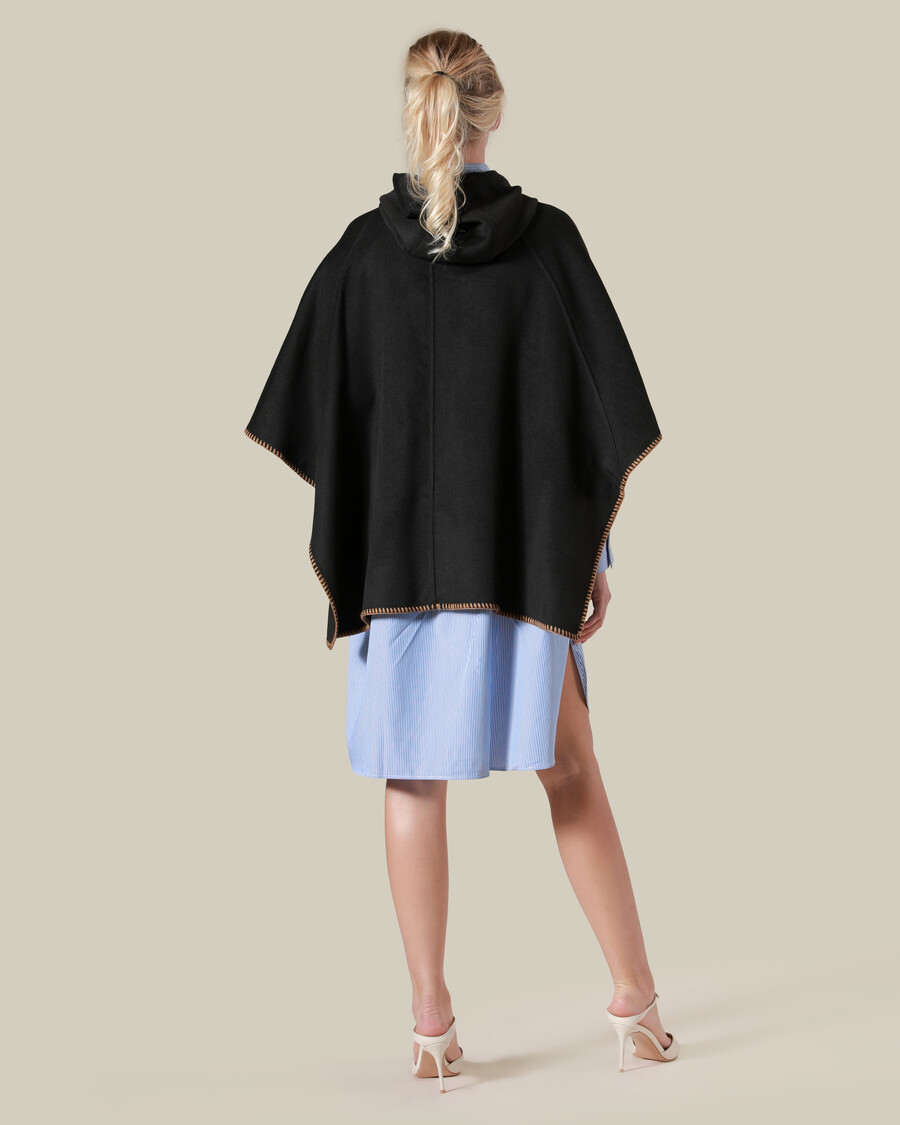 poncho con cappuccio con cuciture a contrasto