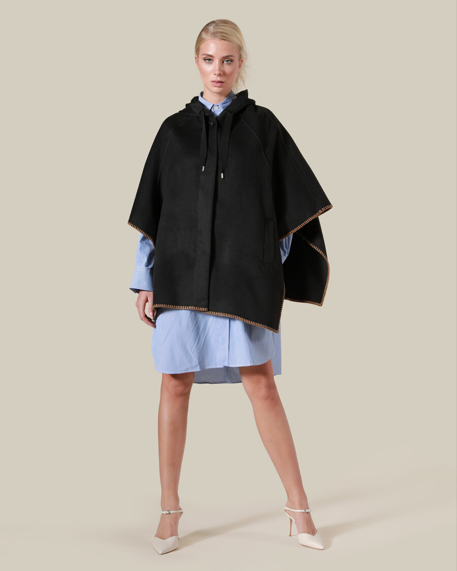 poncho con cappuccio con cuciture a contrasto