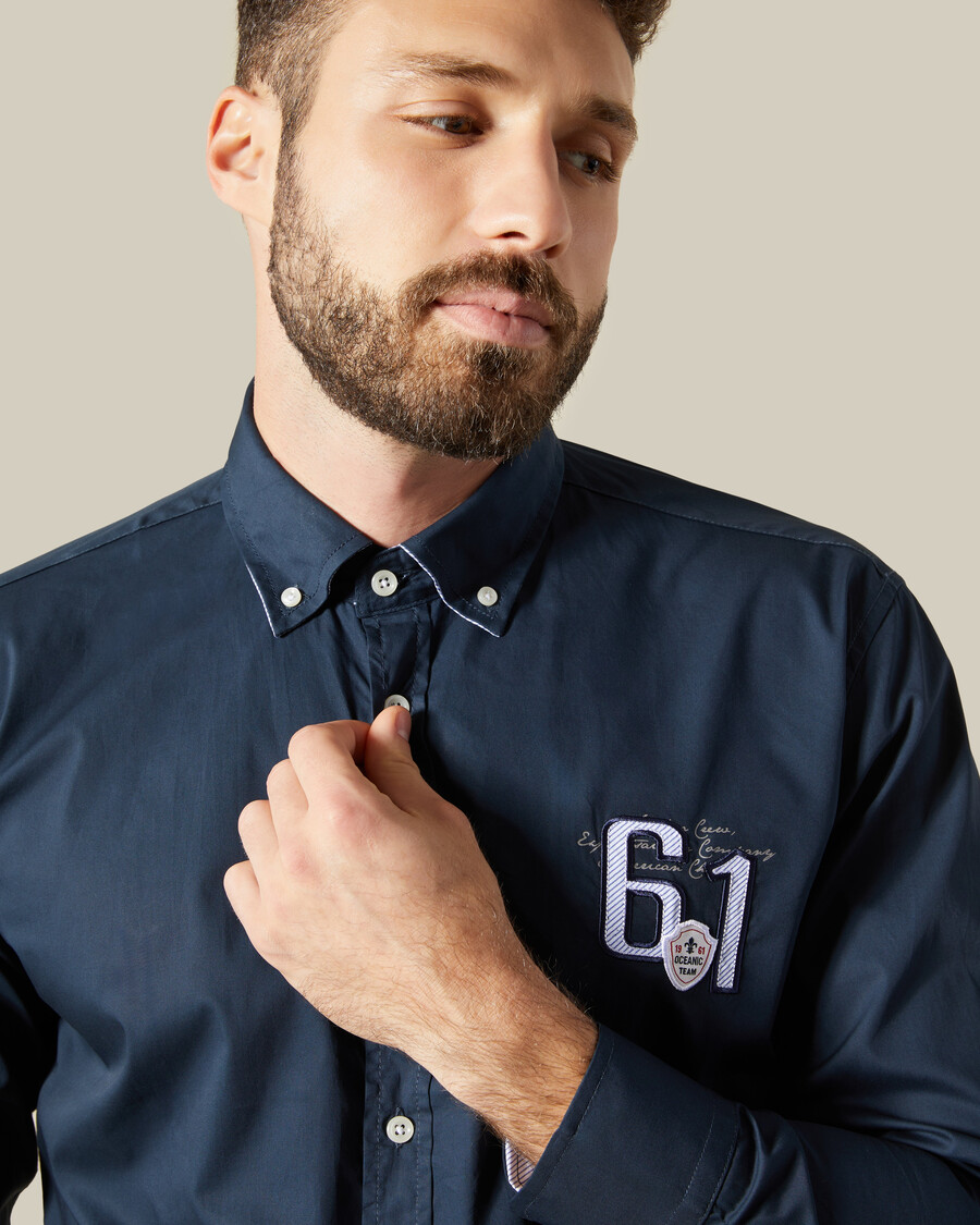 camicia con toppe sul petto