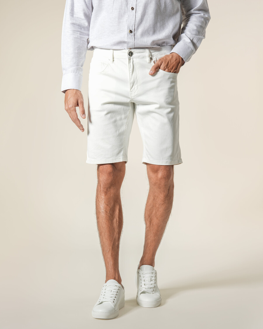 bermuda in denim con toppa in metallo