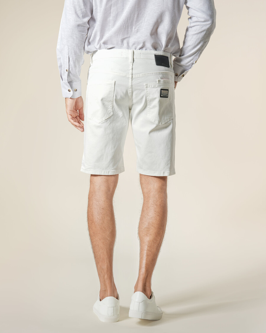 bermuda in denim con toppa in metallo