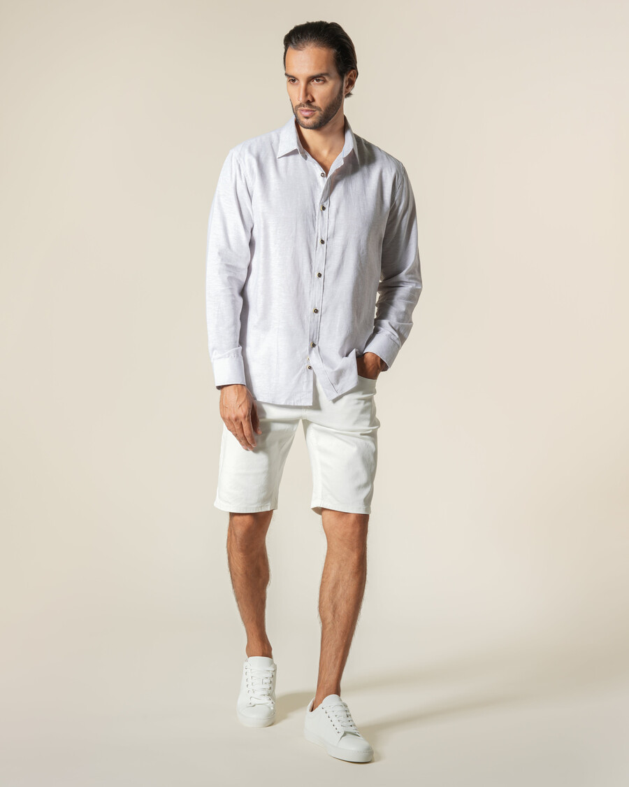 bermuda in denim con toppa in metallo