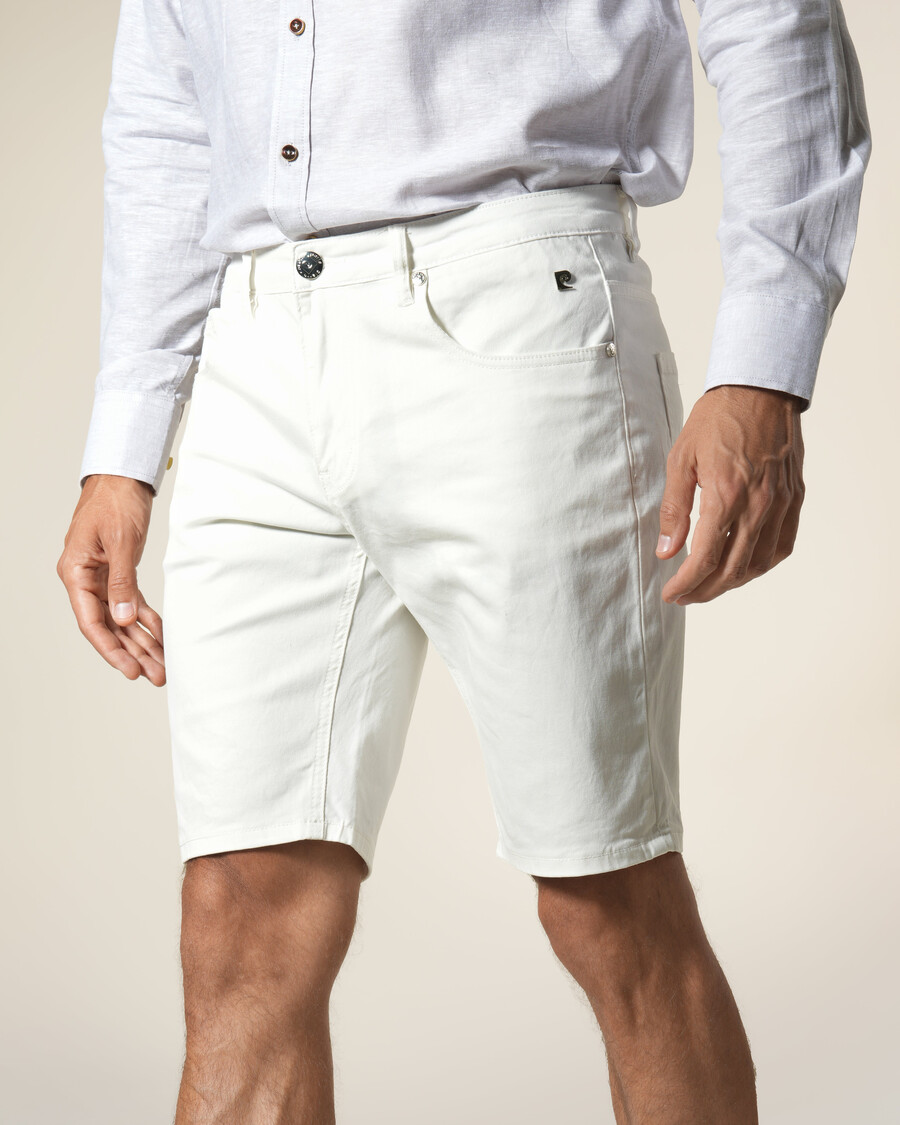 bermuda in denim con toppa in metallo