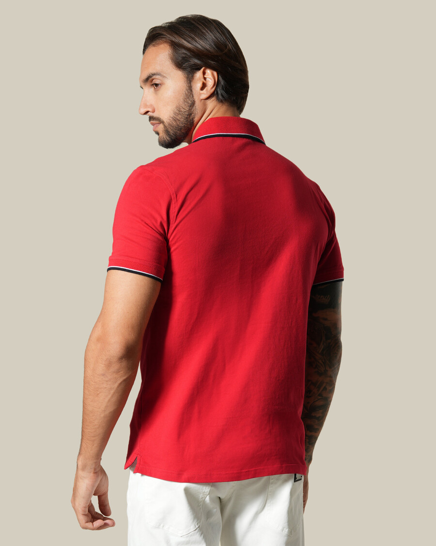 polo rossa con bordi a contrasto