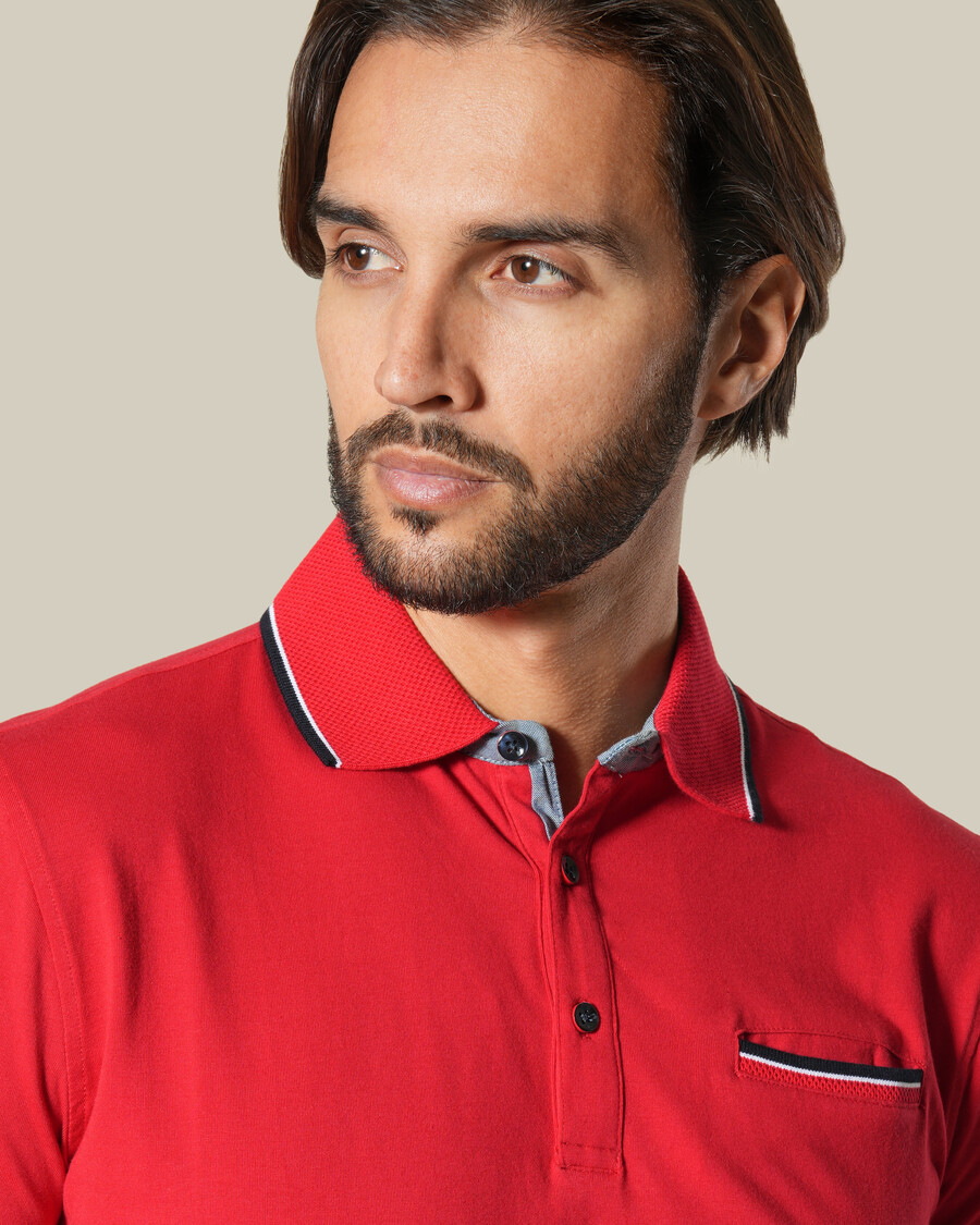 polo rossa con bordi a contrasto