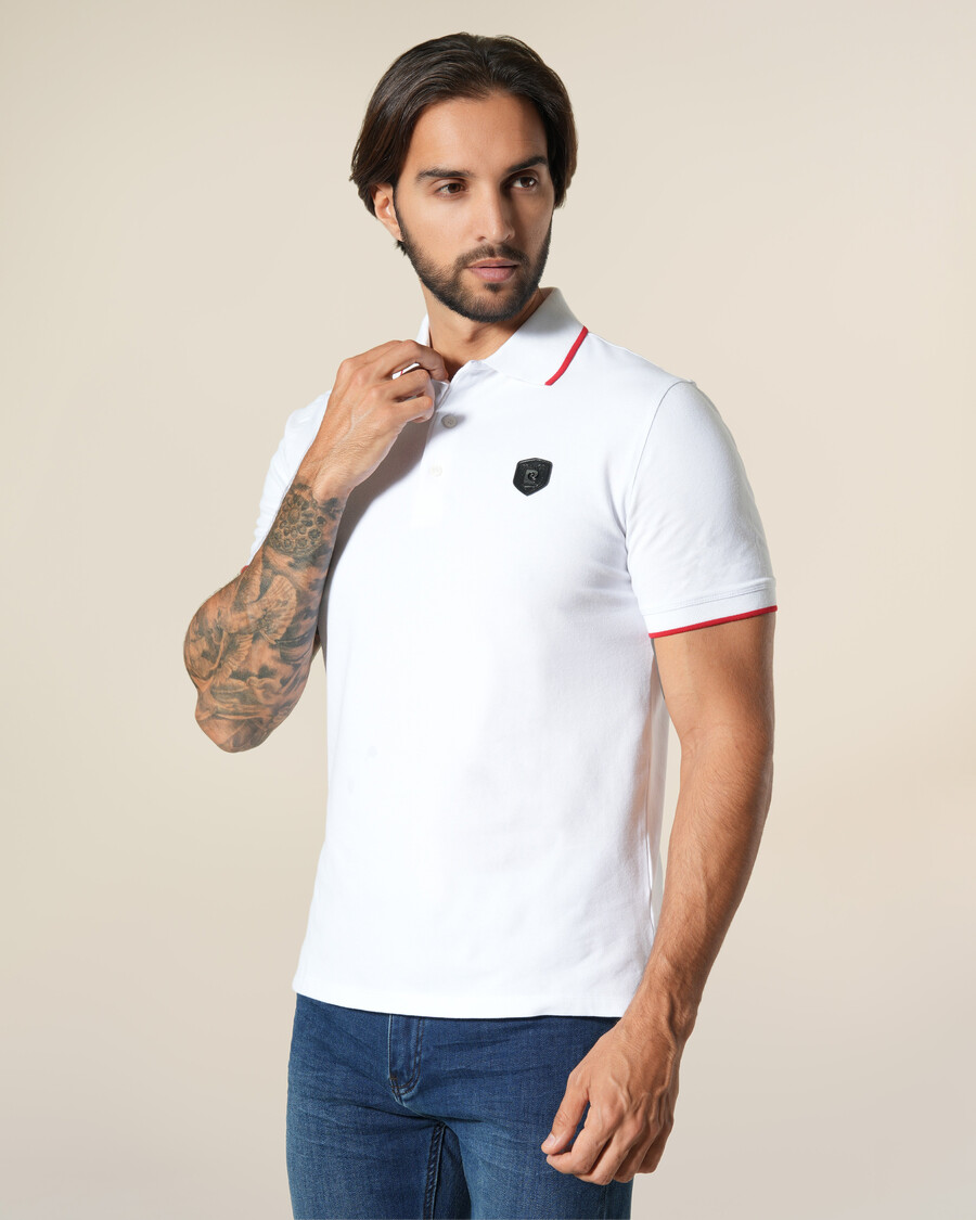 polo con toppa con logo