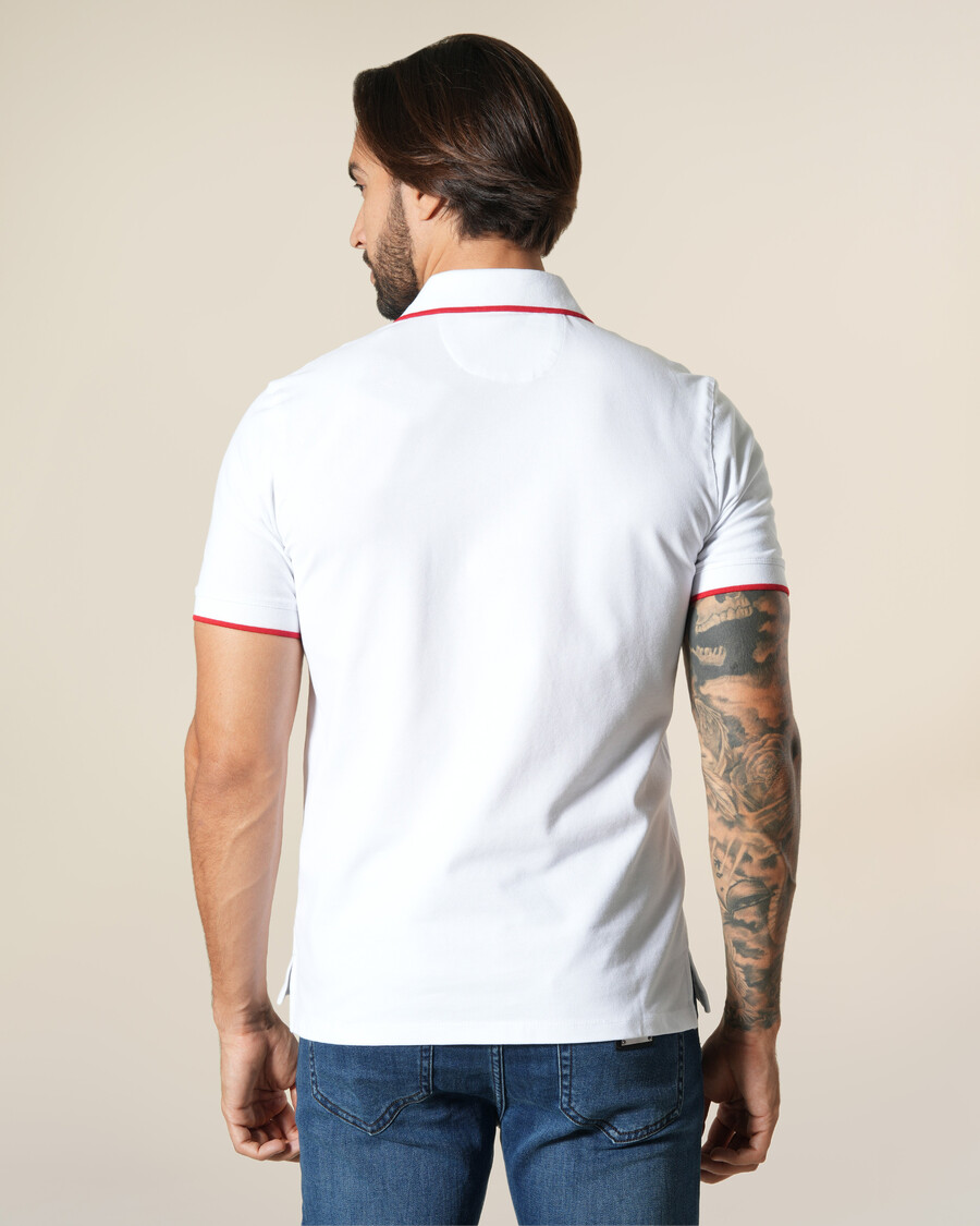 polo con toppa con logo