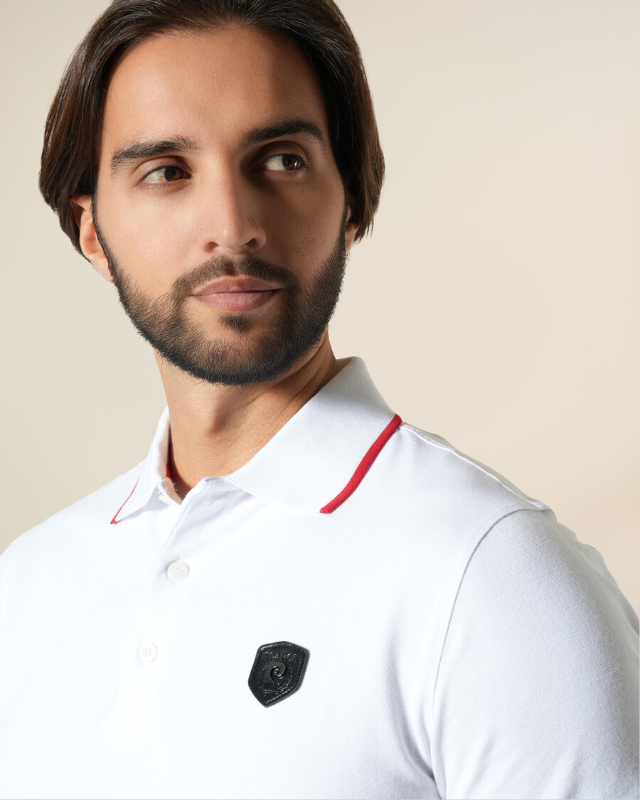 polo con toppa con logo