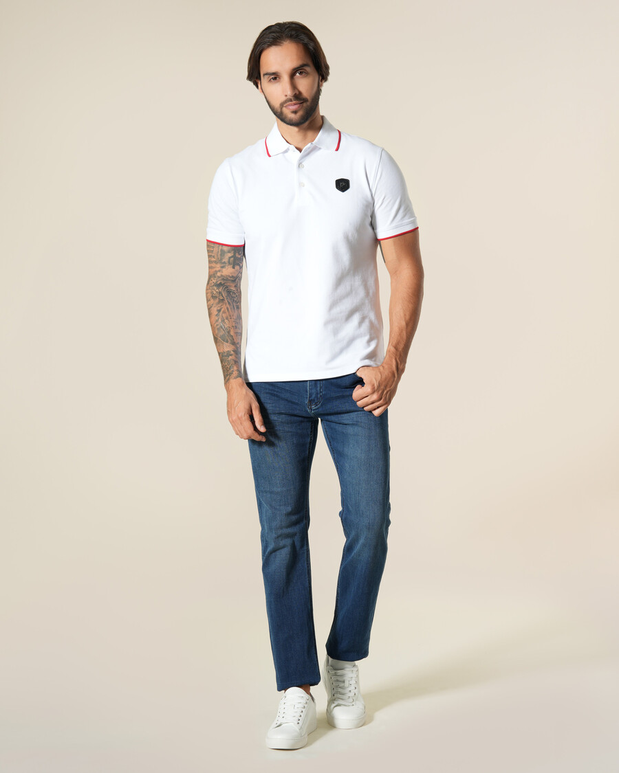 polo con toppa con logo